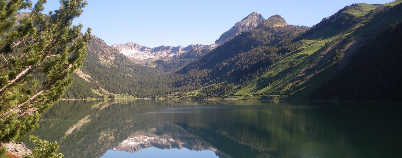 Lac de l'Oule vue sur Pic du Bastan et Port Bielh.jpg